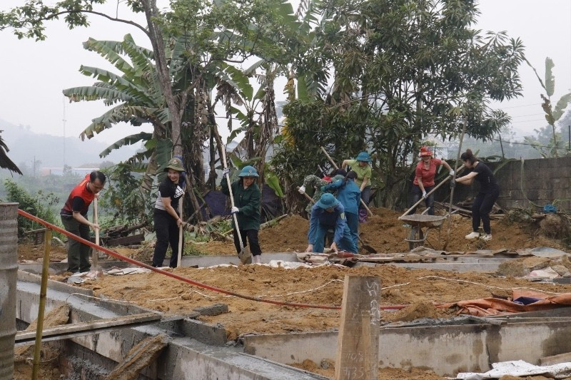 Cán bộ huyện Chợ Đồn ra quân giúp xóa nhà tạm cho hộ nghèo tại xã Bình Trung. (Ảnh: HÀ TUYẾT)