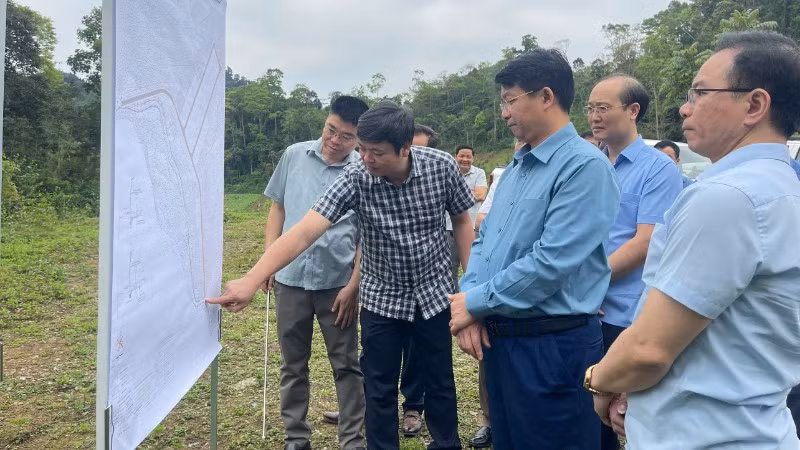 Lãnh đạo tỉnh Thái Nguyên kiểm tra, chỉ đạo triển khai dự án tại thôn Kim Vân. (Ảnh: THU CÚC)