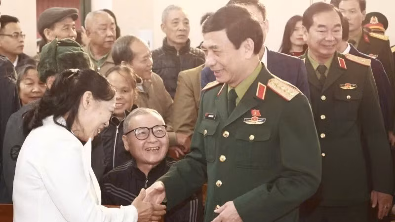 Cử tri vui đón Đại tướng Phan Văn Giang tại hội nghị. (Ảnh: DUY ĐỨC).