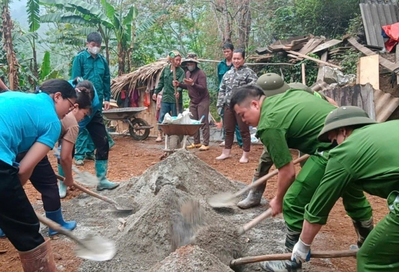 Cán bộ xã Nguyên Phúc, huyện Bạch Thông ra quân góp sức, ngày công xóa nhà tạm cho hộ nghèo. (Ảnh: HƯƠNG DỊU)