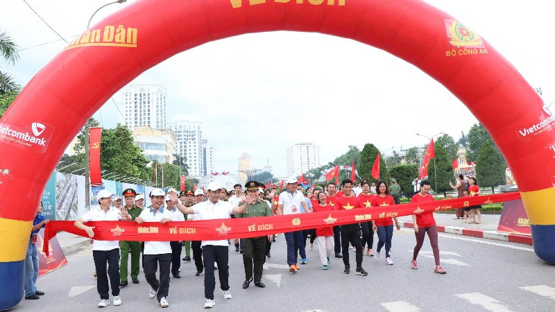 Lãnh đạo tỉnh Thái Nguyên và nhân dân hoàn thành lộ trình đi bộ. (Ảnh: TUẤN SƠN).