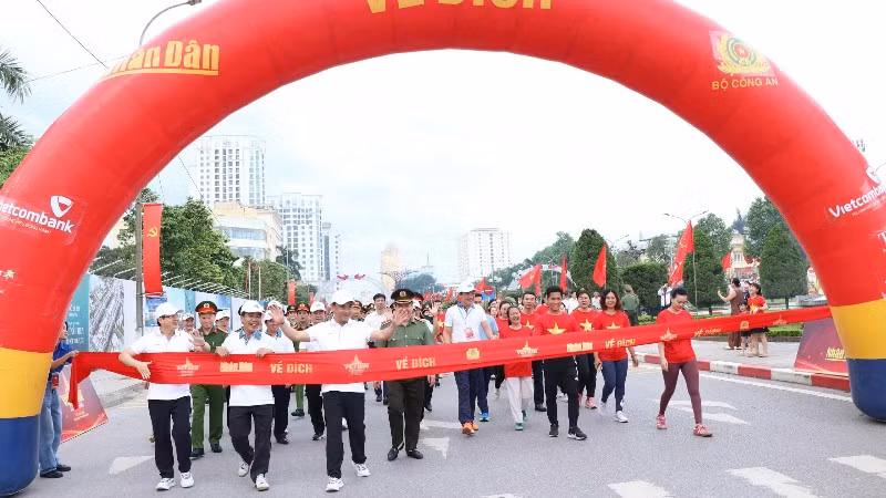 Lãnh đạo tỉnh Thái Nguyên và nhân dân hoàn thành lộ trình đi bộ. (Ảnh: TUẤN SƠN).