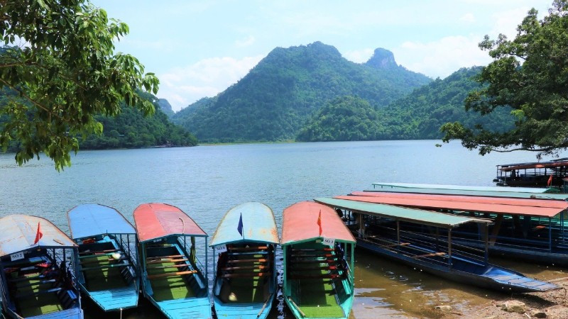 Bến xuồng sẵn sàng đón du khách tại hồ Ba Bể. (Ảnh: TUẤN SƠN)