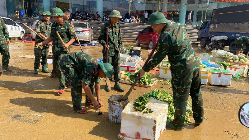 Quân đội hỗ trợ dọn vệ sinh tại khu vực chợ Thái và quảng trường Võ Nguyên Giáp, Thái Nguyên. (Ảnh: NÔNG VUI)