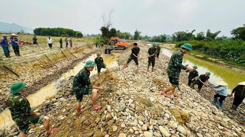 Cán bộ, chiến sĩ Trung đoàn 832 giúp dân gia cố, ngăn sạt lở bờ suối Cái, xã Đại Từ. (Ảnh: DUY ĐỨC)