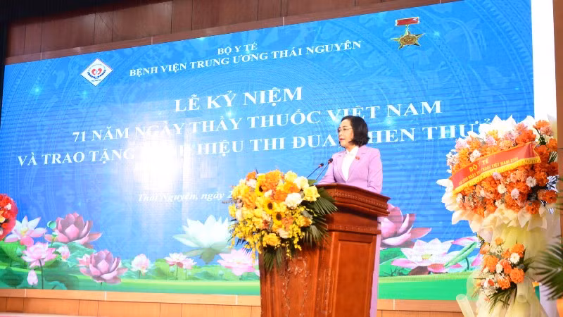 Phó Chủ tịch Quốc hội Nguyễn Thị Thanh phát biểu tại buổi lễ. (Ảnh: TUẤN SƠN)