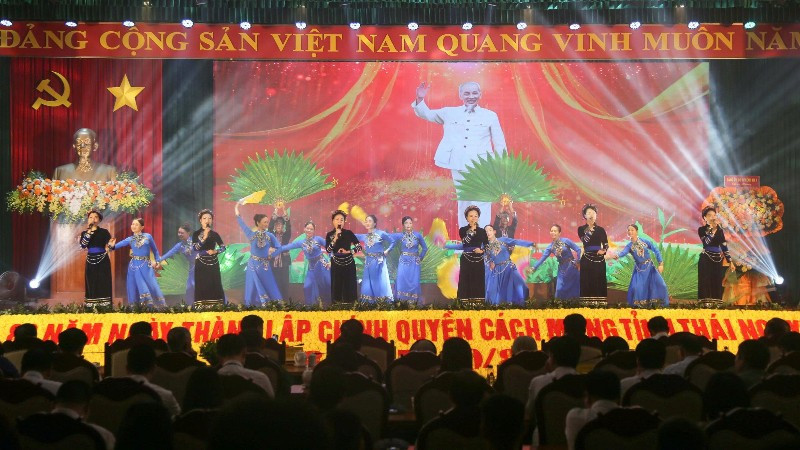 Trình diễn văn nghệ tại lễ kỷ niệm. (Ảnh: TUẤN SƠN)
