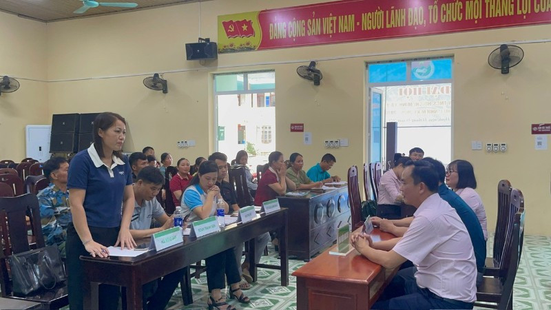 Lãnh đạo Ngân hàng Chính sách xã hội chi nhánh tỉnh Thái Nguyên nắm tình hình tại các xã vùng cao. (Ảnh: THU HOÀI)