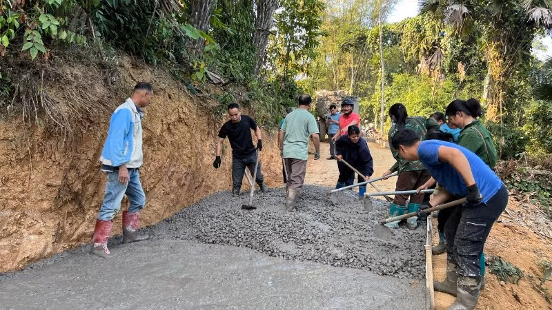 Nhân dân xã Phong Quang góp sức làm đường trục thôn. (Ảnh: TUẤN SƠN)