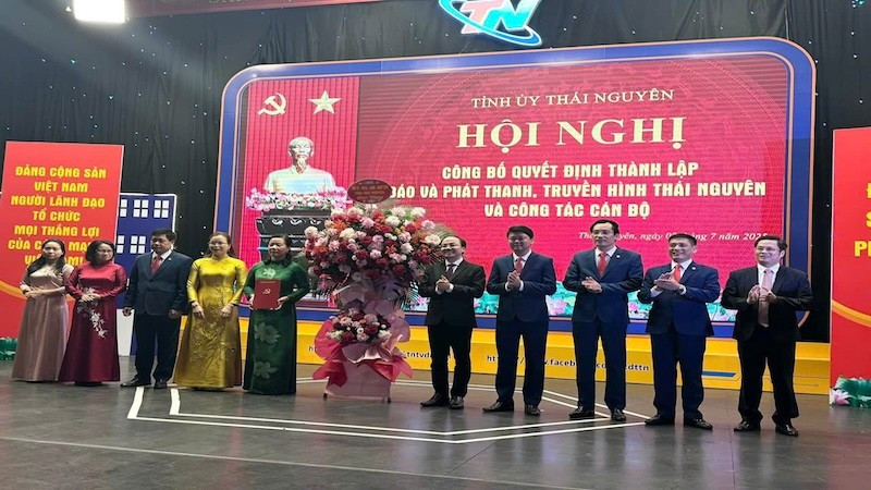 Phó Bí thư Thường trực Tỉnh ủy, Chủ tịch Hội đồng nhân dân tỉnh Thái Nguyên trao quyết định thành lập và tặng hoa chúc mừng. (Ảnh: HÀ THANH)