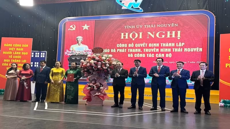 Phó Bí thư Thường trực Tỉnh ủy, Chủ tịch Hội đồng nhân dân tỉnh Thái Nguyên trao quyết định thành lập và tặng hoa chúc mừng. (Ảnh: HÀ THANH)