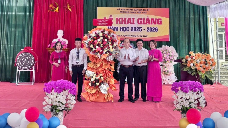 Lãnh đạo tỉnh Thái Nguyên tặng hoa chúc mừng thầy và trò Trường trung học cơ sở Yến Lạc, xã Na Rì. (Ảnh: TUẤN SƠN)