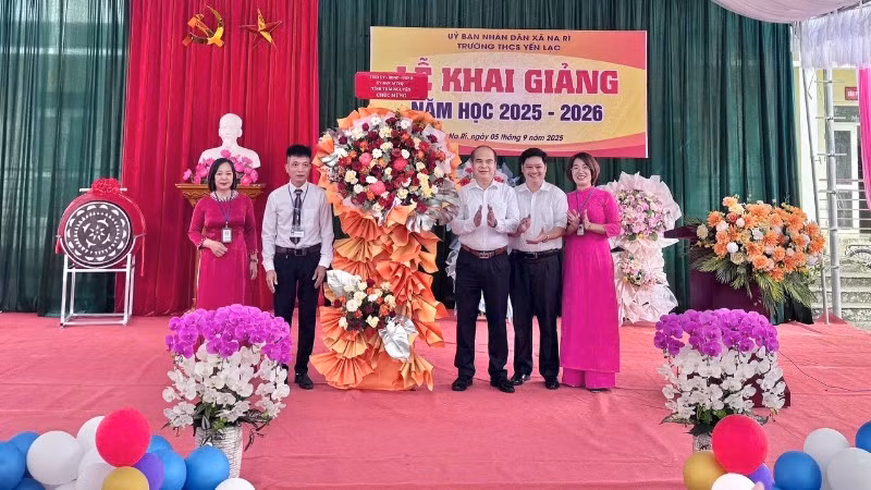 Lãnh đạo tỉnh Thái Nguyên tặng hoa chúc mừng thầy và trò Trường trung học cơ sở Yến Lạc, xã Na Rì. (Ảnh: TUẤN SƠN)