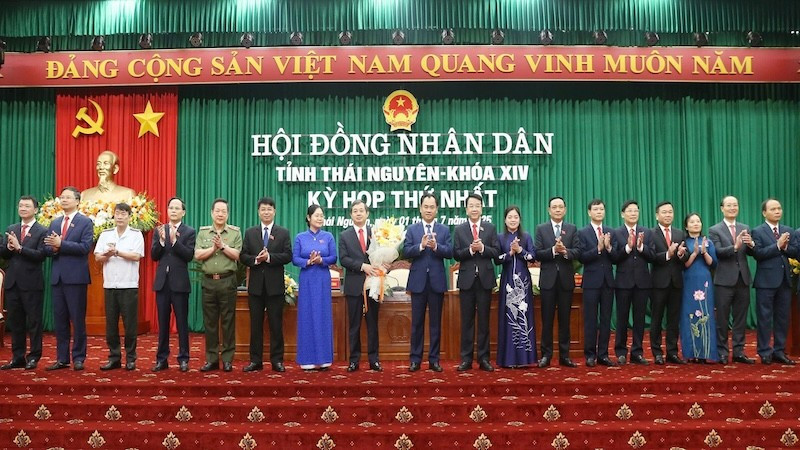 Bí thư Tỉnh ủy Thái Nguyên, Trịnh Việt Hùng tặng hoa chúc mừng các thành viên Ủy ban nhân dân tỉnh. (Ảnh: TUẤN SƠN).