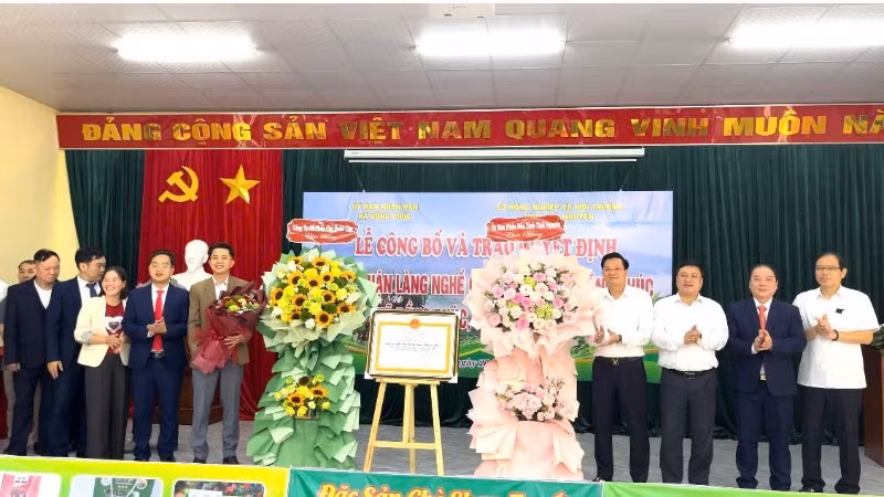 Lãnh đạo Sở Nông nghiệp và Môi trường Thái Nguyên trao quyết định công nhận làng nghề cho xã Đồng Phúc. (Ảnh: TUẤN SƠN)