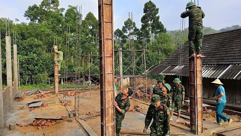 Chiến sĩ Trung đoàn 750 giúp xây nhà mới cho hộ người có công. (Ảnh: TUẤN SƠN).
