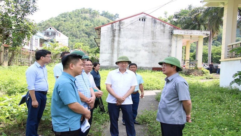 Lãnh đạo tỉnh Thái Nguyên kiểm tra hiện trạng cơ sở 2, trường Cao đẳng nghề Thái Nguyên. (Ảnh: TUẤN SƠN)