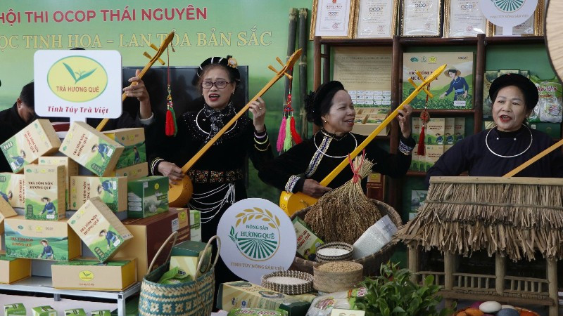 Trình diễn văn nghệ dân gian tại hội thi. (Ảnh: TUẤN SƠN)