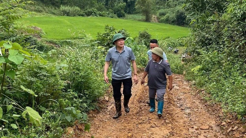 Lãnh đạo xã Nghĩa Tá trên đường đến thôn, bản. (Ảnh: DUY THÁI)