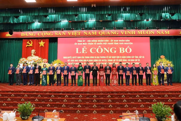 Đồng chí Trịnh Việt Hùng, Bí thư Tỉnh ủy Thái Nguyên trao quyết định chỉ định Bí thư các xã. (Ảnh: TUẤN SƠN)