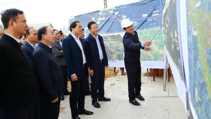 Lãnh đạo tỉnh Thái Nguyên kiểm tra các dự án đầu tư kết cấu hạ tầng ở khu vực phía bắc tỉnh. (Ảnh: QUÝ ĐÔN).