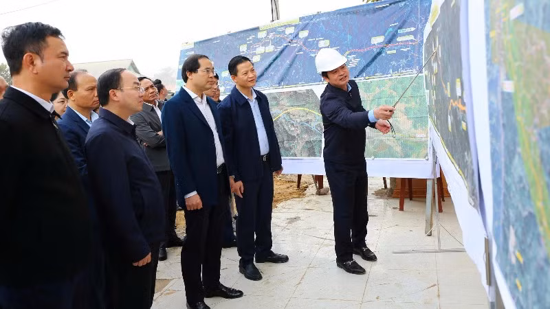 Lãnh đạo tỉnh Thái Nguyên kiểm tra các dự án đầu tư kết cấu hạ tầng ở khu vực phía bắc tỉnh. (Ảnh: QUÝ ĐÔN).