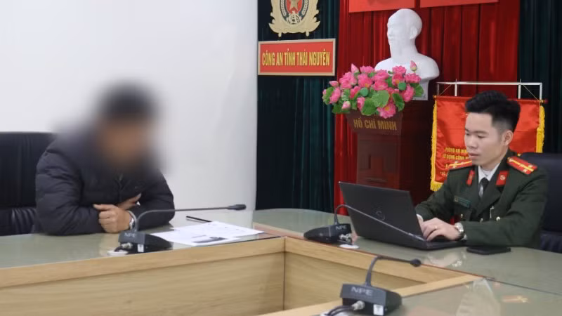 Công an Thái Nguyên làm việc với đối tượng N.T.A. (Ảnh: Công an Thái Nguyên).