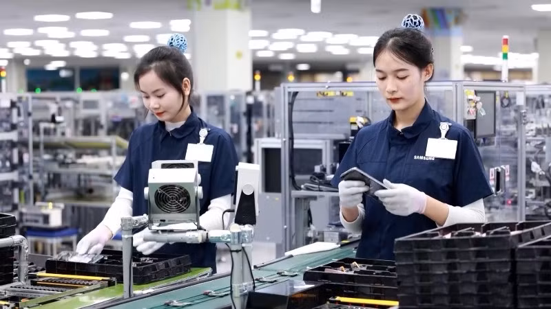 Hoạt động sản xuất tại Công ty Trách nhiệm hữu hạn Samsung Electronics Việt Nam Thái Nguyên. (Ảnh: VĂN LINH).
