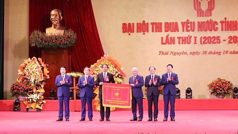 Đồng chí Đỗ Văn Chiến, Ủy viên Bộ Chính trị, Bí thư Trung ương Đảng, Chủ tịch Ủy ban Trung ương Mặt trận Tổ quốc Việt Nam, Phó Chủ tịch Thường trực Hội đồng Thi đua-khen thưởng Trung ương trao Cờ thi đua của Chính phủ tặng tỉnh Thái Nguyên. (Ảnh: TUẤN SƠN)