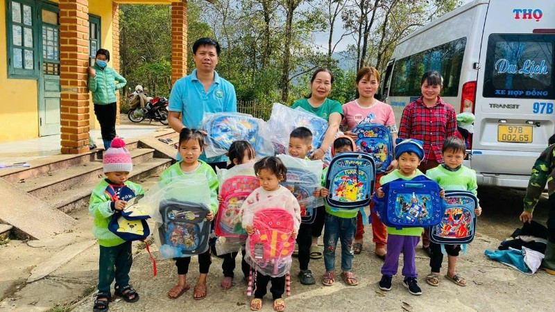 Anh Thọ trong một lần đưa hàng thiện nguyện đến cho học sinh vùng cao. (Ảnh: TUẤN SƠN)