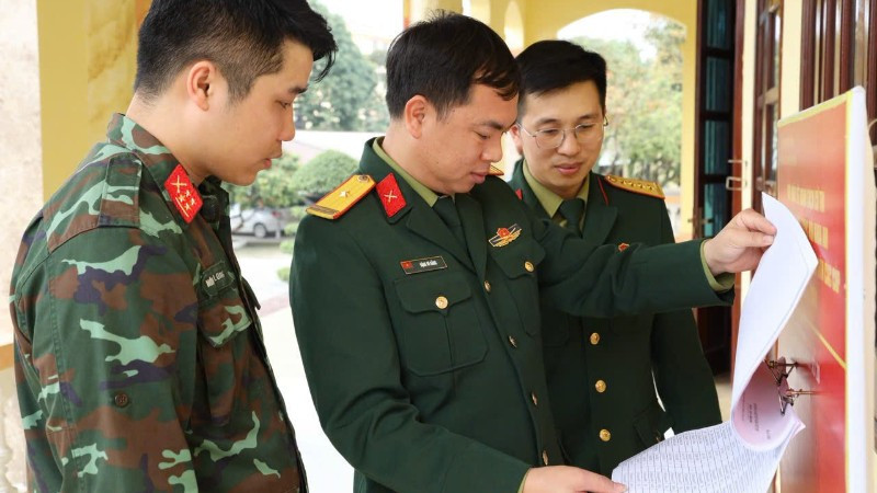 Kiểm tra danh sách cử tri niêm yết tại điểm bầu cử thuộc Bộ Chỉ huy Quân sự tỉnh Thái Nguyên. (Ảnh: DUY ĐỨC)