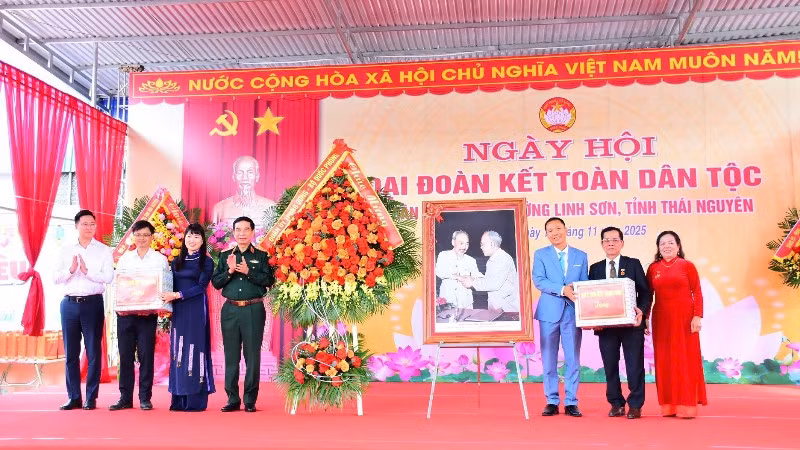 Đại tướng Phan Văn Giang tặng quà chúc mừng phường Linh Sơn. (Ảnh: TUẤN SƠN).