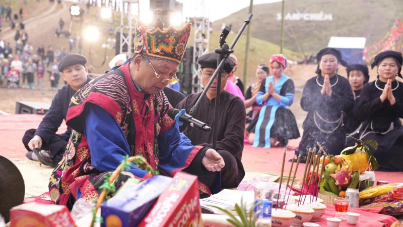 Thực hiện nghi lễ cầu an, cầu mùa tại lễ hội Slam Chiêm, xã Hiệp Lực. (Ảnh: HÀ THANH)