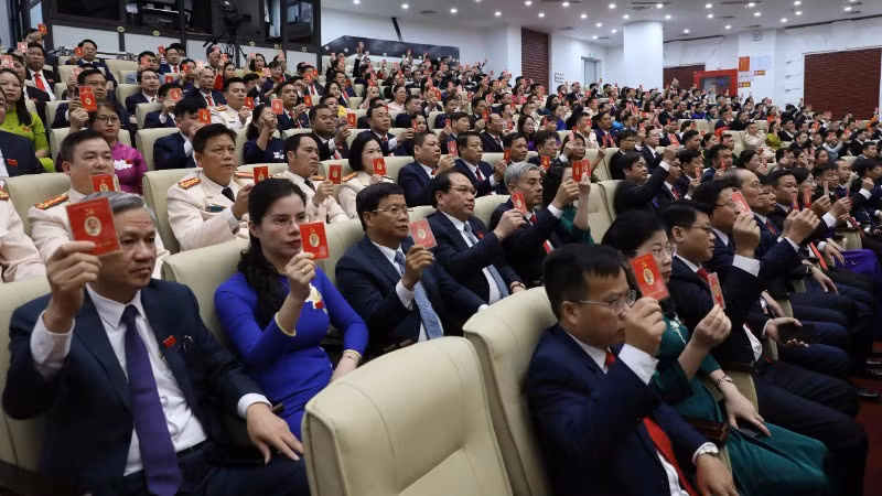 Biểu quyết thông qua Nghị quyết Đại hội đại biểu Đảng bộ tỉnh Thái Nguyên lần thứ nhất, nhiệm kỳ 2025-2030. (Ảnh: TUẤN SƠN)