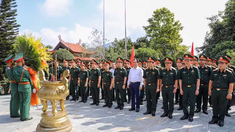 Đoàn công tác dâng hoa, dâng hương tại Nhà tưởng niệm Chủ tịch Hồ Chí Minh. (Ảnh: NGUYÊN NGỌC).