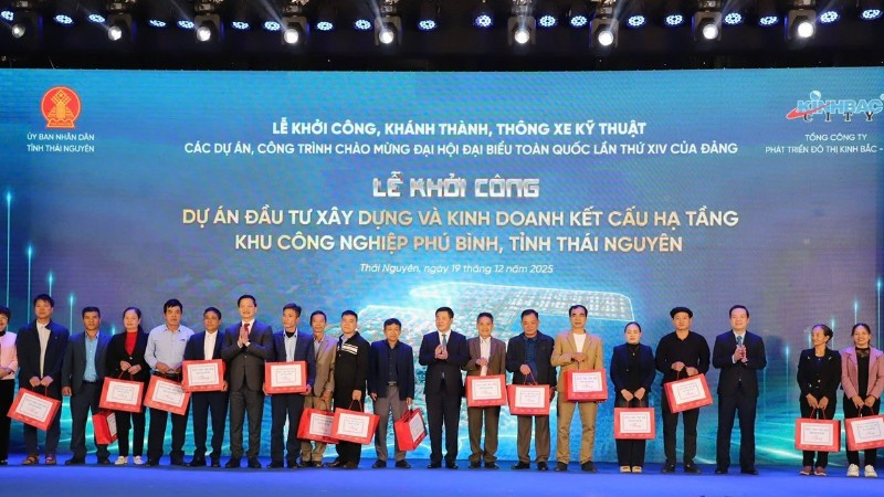 Trao quà của Ủy ban nhân dân tỉnh Thái Nguyên cho đại diện nhân dân các xã vùng dự án xây dựng Khu công nghiệp Phú Bình. (Ảnh: TUẤN SƠN)