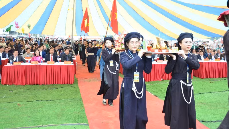 Nghi lễ rước mâm cỗ cầu mùa tại lễ khai hội. (Ảnh: TUẤN SƠN)