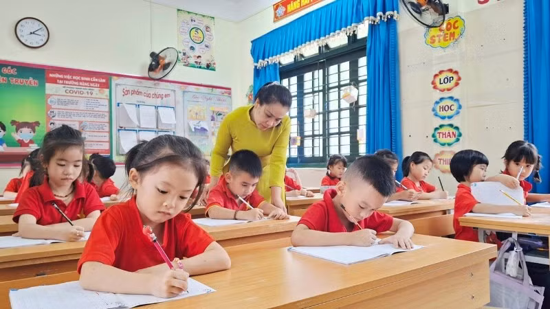 Dạy tiếng Việt cho trẻ là người dân tộc thiểu số trước khi vào lớp 1 tại Trường tiểu học Sông Cầu. (Ảnh: Ánh Thùy)