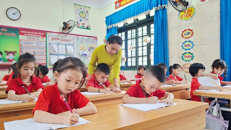 Dạy tiếng Việt cho trẻ là người dân tộc thiểu số trước khi vào lớp 1 tại Trường tiểu học Sông Cầu. (Ảnh: Ánh Thùy)