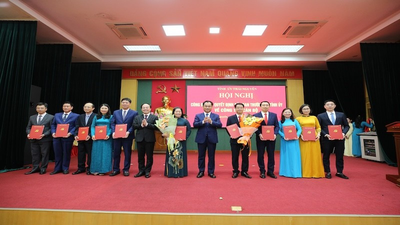 Lãnh đạo tỉnh Thái Nguyên tặng hoa chúc mừng các đồng chí được phân công giữ chức vụ lãnh đạo các Ban Xây dựng Đảng của Tỉnh uỷ. (Ảnh: HOÀNG ANH).