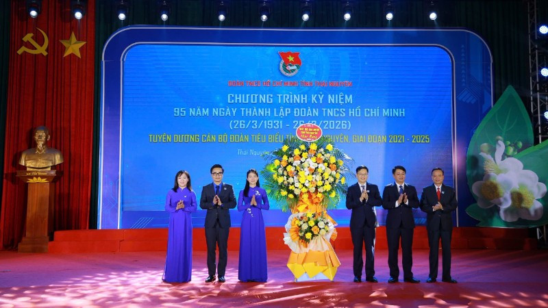 Lãnh đạo Tỉnh ủy Thái Nguyên tặng hoa chúc mừng Tỉnh đoàn Thái Nguyên. (Ảnh: PHƯƠNG THẢO).