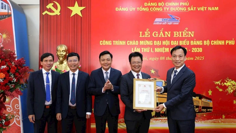 Trao quyết định của Ban Thường vụ Đảng ủy Chính phủ công nhận công trình chào mừng Đại hội đại biểu Đảng bộ Chính phủ lần thứ I cho đại diện Đảng ủy Tổng công ty Đường sắt Việt Nam.