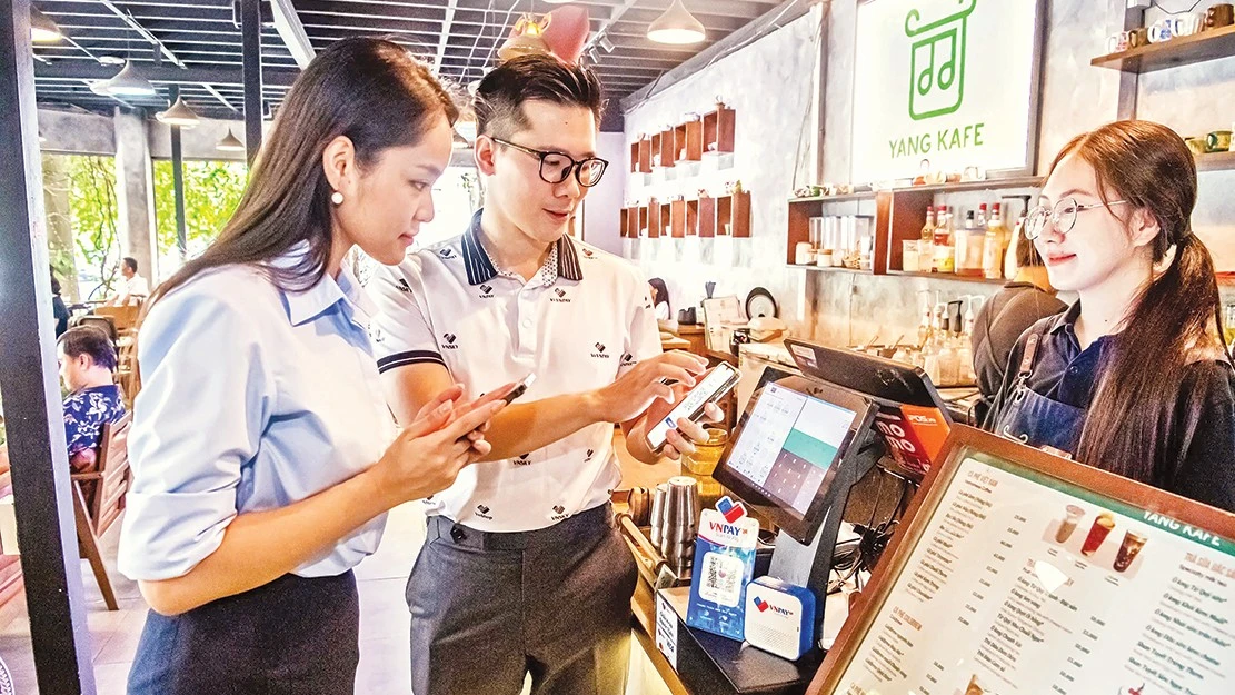 Ngân hàng số và cuộc đối đầu công nghệ: Bảo mật, thiết chế và tương lai không tiền mặt