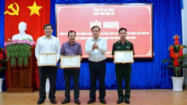 Phó Bí thư Thường trực Tỉnh ủy Cà Mau Huỳnh Quốc Việt (thứ 2 từ phải qua) vinh danh và tặng Bằng khen tập thể cho 3 đơn vị xuất sắc Cuộc thi trong năm 2025.