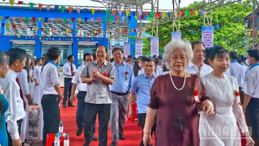 Bí thư Tỉnh ủy Nguyễn Hồ Hải và Chủ tịch Ủy ban nhân dân tỉnh Cà Mau Phạm Thành Ngại (đeo hoa đỏ trên áo) về dự khánh thành Trường trung học cơ sở-trung học phổ thông Tân Bằng.
