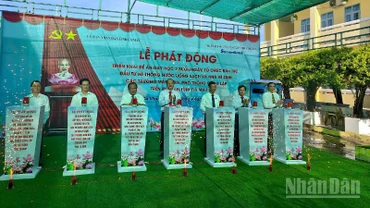 Lãnh đạo tỉnh Cà Mau thực hiện nghi thức phát động triển khai đề án về dạy học 2 buổi/ngày, tổ chức bán trú, đầu tư hệ thống nước uống sạch và nhà vệ sinh trong trường học.