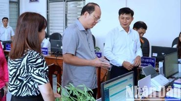 Bí thư Tỉnh ủy Cà Mau (giữa) kiểm tra, giám sát vận hành thử nghiệm bộ máy mới chính quyền cấp xã tại phường Tân Thành vào sáng 19/6.
