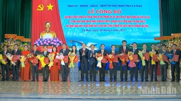 Lãnh đạo tỉnh Cà Mau trao các quyết định chỉ định Bí thư Đảng ủy cấp xã, phường trực thuộc tỉnh Cà Mau sau hợp nhất.