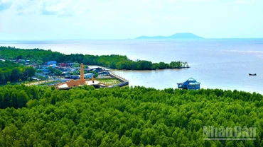 Một góc tuyến đường bộ Hồ Chí Minh, đoạn thuộc xã Đất Mũi, tỉnh Cà Mau nhìn ra cụm đảo Hòn Khoai, tương lai có cảng lưỡng dụng và cầu vượt biển dài nhất cả nước.
