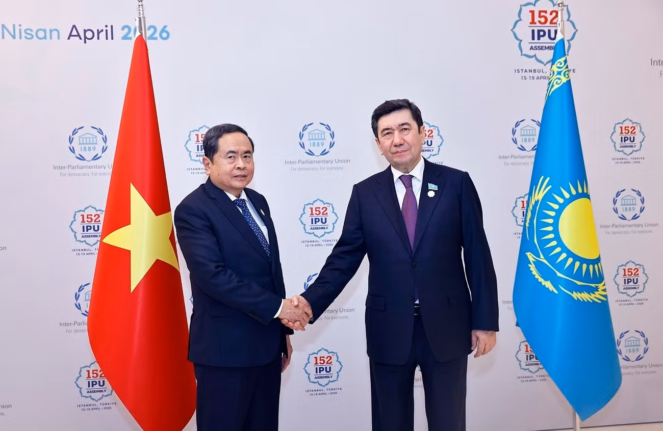 Chủ tịch Quốc hội Trần Thanh Mẫn hội kiến Chủ tịch Hạ viện Kazakhstan Yerlan Koshanov nhân dịp tham dự Đại hội đồng IPU-132. (Ảnh: TTXVN)